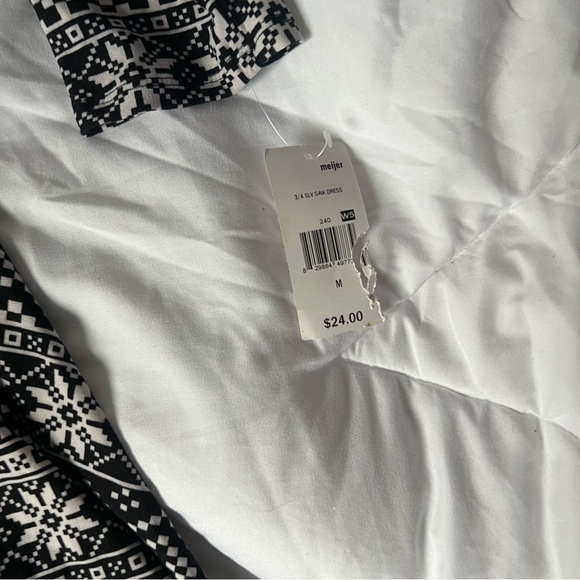 NWT Soft Christmas Holiday Festive Black & White Long Sleeve Dress Medium - Picture 2 of 4